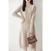 Novo Vestido de Malha de Lã Pura com Gola Redonda e Mangas Longas para Outono e Inverno Feminino, Vestido Base de Suéter de Caxemira de Comprimento Médio com Ajuste na Cintura
