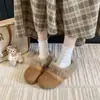 Chinelos fofos, estilo retrô, com sola grossa e forro de fleece para mulheres, nova coleção outono/inverno 2026, quentes, adequados para usar ao ar livre, antiderrapantes, chinelos casuais de algodão