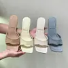 Primer encuentro: Sandalias de cuña suaves estilo francés con una sola tira, suela blanda, punta cuadrada, versátiles y elegantes, perfectas para usar al aire libre en el verano de 2026