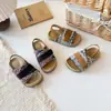Chinelos Femininos para Uso Externo 2026 Verão Novo Estilo Sandálias de Praia Birkenstock Estilosas para Crianças Menininhas Boêmias