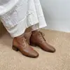 Botas de Cano Curto de Couro Bovino Camada Superior Estilo Novo 2024 Vintage Confortáveis Versáteis Salto Baixo Cadarço Botas Martins de Couro da Moda para Mulheres