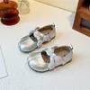 Sapatos Infantis de Couro Florais Doces com Tira Cruzada Sapatos de Princesa Outono 2025 Verão Novos Mary Janes Pequenos Médios Sapatos de Vovó para Crianças