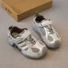 Tênis Esportivo Infantil 2026 Novos Modelos Primavera e Outono Sapatos para Meninos Tênis de Corrida para Meninas Malha Respirável Casual Sapatos de Pai Tendência