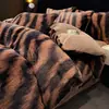 2026 Nuevo Juego de Cuatro Piezas de Felpa de Leche Estilo Maillard de Piel de Conejo Rex Engrosada de Alto Peso Lujo Ligero Sábana de Felpa Cálida