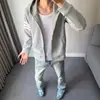Moletom com capuz listrado moderno estilo americano para homens, novo modelo 2026, cardigã de corte solto, jaqueta cinza, peça de cima casual versátil