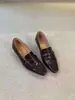 2026 Sapatos Pequenos de Couro Estilo Britânico para o Trabalho 3cm Bico Quadrado Retrô Sapatos de Salto Chunky Novos Mocassins Versáteis.