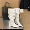 Botas Miting Duidui Outono/Inverno 2026 Novas Botas de Cano Médio com Salto Anabela Bico Fino Retro Franzidas de Calçar Aumento de Altura Moda Botas de Cano Curto