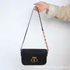 Bolso de axila de nicho de moda para mujer 2026 Nuevo bolso de hombro con cadena de moda Bolso cruzado pequeño cuadrado estilo Ins simple