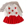 Nueva colección de primavera y otoño de ropa infantil para niñas: top de manga larga con estampado de fresas y falda plisada, perfecto para vacaciones y cumpleaños