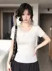 Elegante camiseta blanca de cuello en U y manga corta estilo coreano para mujer, única y hermosa, impresionante patchwork de malla, top ajustado para el verano