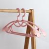 Gancho de plástico para el hogar sin costuras de hombro ancho al por mayor antideslizante que no hace marcas para uso dual seco y húmedo gancho semicircular en forma de arco para ropa
