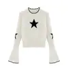 Suéter de punto blanco con diseño único y discreto de estrellas estilo coreano para mujer, perfecto para otoño e invierno, una prenda interior o capa base casual de longitud corta