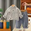 Ropa Infantil 2026 Primavera y Otoño Nuevo Estilo Niños Elegante Estampado Completo Solapa Inglesa Conjunto de Tres Piezas Estilo Coreano Atuendo Casual Conjunto de Atuendo de Primavera