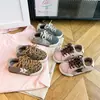 Tênis de treino alemão para meninas estilo coreano com blocos de cor, nova coleção primavera/outono 2026, sola macia, design versátil, adequado para meninas mais velhas, calçados casuais