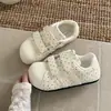 Tênis de Velcro Novos Alunos Outono 2026 para Mulheres, Estilo Coreano Versátil com Bolinhas Sapatos Esportivos Casuais Brancos de Treino Alemão para Mulheres
