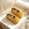 Sapatos Pequenos de Couro para Meninas 2026 Nova Coleção Primavera e Outono Sapatinhos de Princesa com Laço Sapatos de Tecido Mocassins com Solado Macio Sapatos Individuais para Bebês