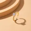 Anel moderno e popular de zircônia requintado e ultrabrilhante para mulheres, luxo leve com um toque de alta qualidade, anel aberto ajustável, banhado a ouro real