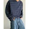 Camiseta masculina de manga longa estilo coreano, com barra enrolada, listras color-block, coleção de outono, com um toque sofisticado e descontraído, corte clean, estilo solto e gola redonda.