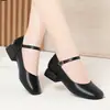 Un par de zapatos negros de cuero formales, de suela suave, bajos y versátiles para mujer, adecuados para el trabajo, zapatos de madre