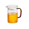 La taza de té transparente de vidrio resistente al calor del personaje principal cuenta con un filtro integrado en forma de media luna para separar las hojas de té del agua.