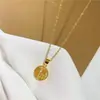 Colares de Luxo Leve de Nicho Atacado para Mulheres, Pingente da Sorte Dourado para o Dia dos Namorados, Colar com Pingente Redondo da Sorte Banhado a Ouro, Presente de Aniversário