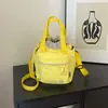 Colección de otoño 2026 transfronteriza: bolso tipo cubo de nailon ligero, bolso de hombro casual y versátil para uso al aire libre y para ir al trabajo