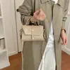 Bolso cuadrado pequeño de alta calidad con textura al por mayor para mujer, nueva colección otoño 2026, bandolera de color liso con retazos, bolso cruzado para el trabajo