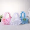 Novo Cesto de Flores Pequeno de Renda Estilo Ocidental Cesta de Flores para Daminha de Casamento Mini Cesta de Flores Portátil Cesta de Flores com Flor Artificial e Laço