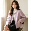 Nova Coleção Outono/Inverno 2026: Casaco Curto de Lã Rosa e Roxo Estilo Estudante, Corte Solto, Gola Redonda para Mulheres Baixas