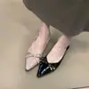 Sapatos de Salto Alto Elegantes Chuyuji com Bico Fino, Couro Envernizado e Salto Anabela, Novo Design Vazado Primavera/Verão