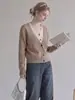 Suéter de punto patchwork de cuello en V moderno, un nuevo estilo otoño/invierno para mujer, con corte ajustado y mangas largas.