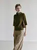 Nueva colección de otoño: un suéter de punto ligero, elegante y femenino con cuello semi-alto, corte holgado y un diseño que ciñe la cintura para crear un efecto adelgazante. Talla única
