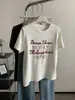 Camiseta Feminina Vintage Cor de Café com Bordado de Letra, Gola Redonda, Manga Curta Escovada, Versátil para Primavera e Outono 2026, Corte Slim, Ombro Regular