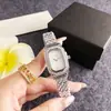 Elegante Reloj de Acero con Banda Completa de Diamantes para Dama con Esfera de Nácar, Diseño de Nicho, Exquisito y Versátil, Lujo Ligero, Reloj de Cuarzo Resistente al Agua al por Mayor