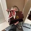 Bolso Cuadrado Pequeño Estilo Coreano Nuevo para Mujer 2026, Bolso de Hombro Versátil con Lazo de Bufanda de Seda, Bolso de Mano de Gama Alta de Moda para Viajes