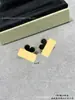 Pendientes de trébol de cuatro hojas para mujer, nácar blanco, ágata roja, chapado en oro V oro de 18 quilates, exquisitos pendientes de trébol de la suerte de tamaño mediano y pequeño