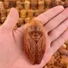 Madera de ciprés chino vieja, de alto contenido de aceite, una sensación entre los adornos de madera tallados a mano, con una cigarra tallada, un artículo coleccionable, un colgante de cigarra y un pequeño adorno de escritorio