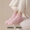 Meias de inverno espessas, antiderrapantes, com pontinhos no solado, forradas com fleece, quentes, de cano curto, camada dupla, meias de dormir em fleece coral de cor sólida