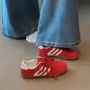 Zapatillas de entrenamiento alemanas rojas de suela plana con textura de piel de oveja, un estilo nuevo y popular, que se asemejan a las zapatillas de "Forrest Gump", tenis blancos, zapatillas deportivas casuales