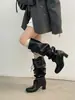 Elegantes botas de moda para mujer con un diseño único, que presentan correas, tacones gruesos, punta redonda y tacón medio, perfectas para la temporada otoño/invierno 2026