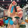 Popular Llavero de Arcilla con Pedrería en Forma de Cereza Dulce, Diseño Creativo Realista de Fruta, Pedrería Colorida, Exquisito Accesorio para Bolsos para Niñas