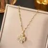 Nuevo Collar de Acero de Titanio con Zirconia Giratoria de Trébol de Cuatro Hojas, Famoso en Internet, Cadena para Clavícula Versátil de Lujo Ligero y Nicho