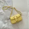 Bolsa feminina elegante e minimalista para o verão de 2026, perfeita para ir ao trabalho, uso casual e uso diário. Esta bolsa de ombro pode ser usada sob o braço ou na transversal.