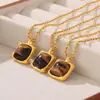 Colgante de piedra de ojo de tigre con incrustaciones cuadradas, estilo transfronterizo francés, con nicho simple, chapado en acero de titanio y oro de 18 quilates, venta al por mayor
