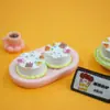 Yqt Juguete de Comida en Miniatura Mini Pastel de Cumpleaños Pastel de Dibujos Animados Accesorios de Resina para Armar Casa de Juego Casa de Muñecas Adornos de Escena