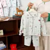 Conjunto de Ropa de Casa de Lana y Seda para Niños para Primavera y Otoño, Pijama de Cárdigan con Cuello Solapa para Niños y Niñas con Estampado de Dibujos Animados y Mangas Largas