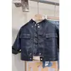 Chaqueta de cuero de motocicleta holgada y elegante para niños y niñas, colección otoño e invierno 2026, engrosada y forrada de vellón, chaqueta de cuero de moda para bebés