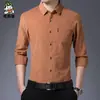 Camisa de manga larga de color liso para hombre 2021 verano nueva casual joven y de mediana edad color liso bolsillo con botón forro venta al por mayor