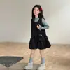 Nova coleção de outono para meninas: Conjunto de macacão com estampa floral estilo coreano, apresentando uma blusa de manga longa macia com gola redonda e um vestido estilo pastoral
