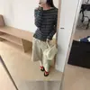 ¡Prenda de estilo coreano con lana fina! Top de manga larga para el Otoño 2026 con diseño de un solo hombro que resalta la clavícula, con rayas contrastantes, estilizado y casual